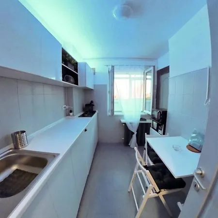 Modern 1 Bedroom In Center! *