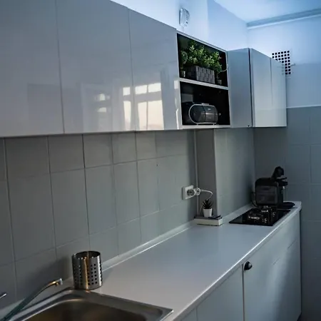 Apartment Modern 1 Bedroom In Center!